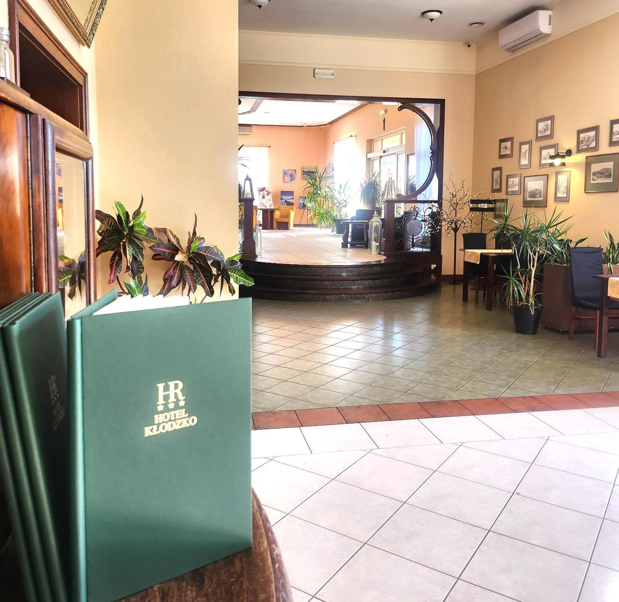 Hotel Klodzko Bagian luar foto